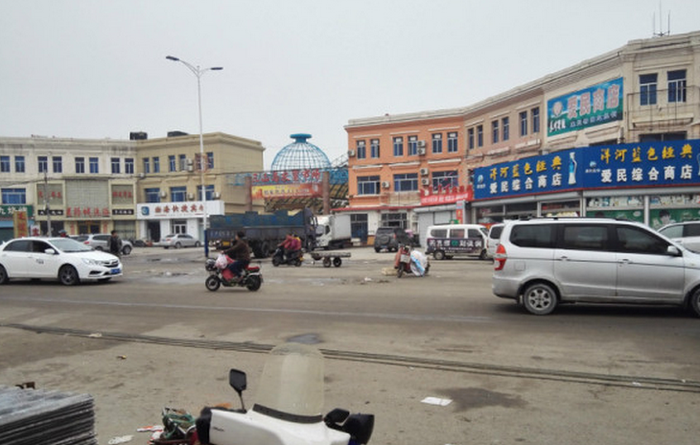 房源描述: 商铺楼房位于三山岛街道上,三山岛菜市场对面,距离三山岛大牌坊入口仅100米,附近有宾馆、餐厅商铺房地段的商业圈成熟,配套设施齐全附近已建有海上乐园,海滩开发,农家乐商铺楼房的增值空间非常大,可用作度假,养老,投资 门头房27米长,6.6米宽,上下两层可以根据自行需要,盖建、装潢一楼可做生意,二楼可自住商铺楼房两证齐全,70年产权不是本地户口皆可购买