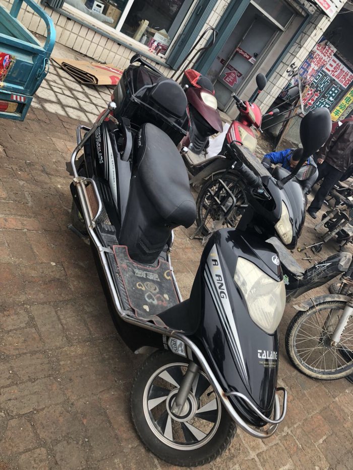 出售一台二手踏浪电动摩托车